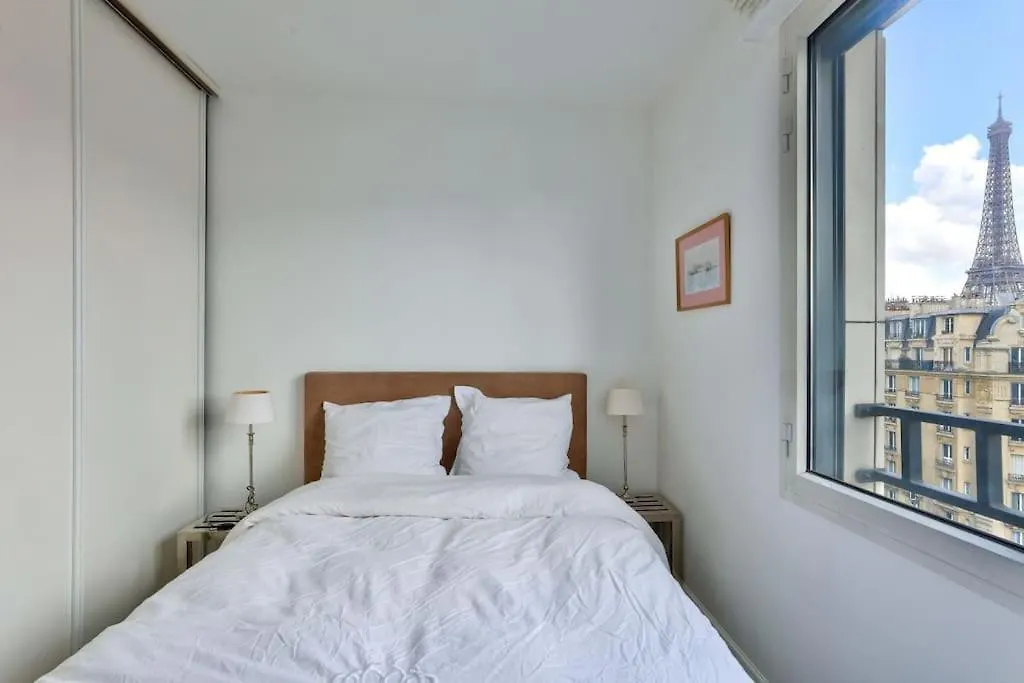 Superbe T2 Avec Balcon Vue Sur La Tour Eiffel Apartment Paris France